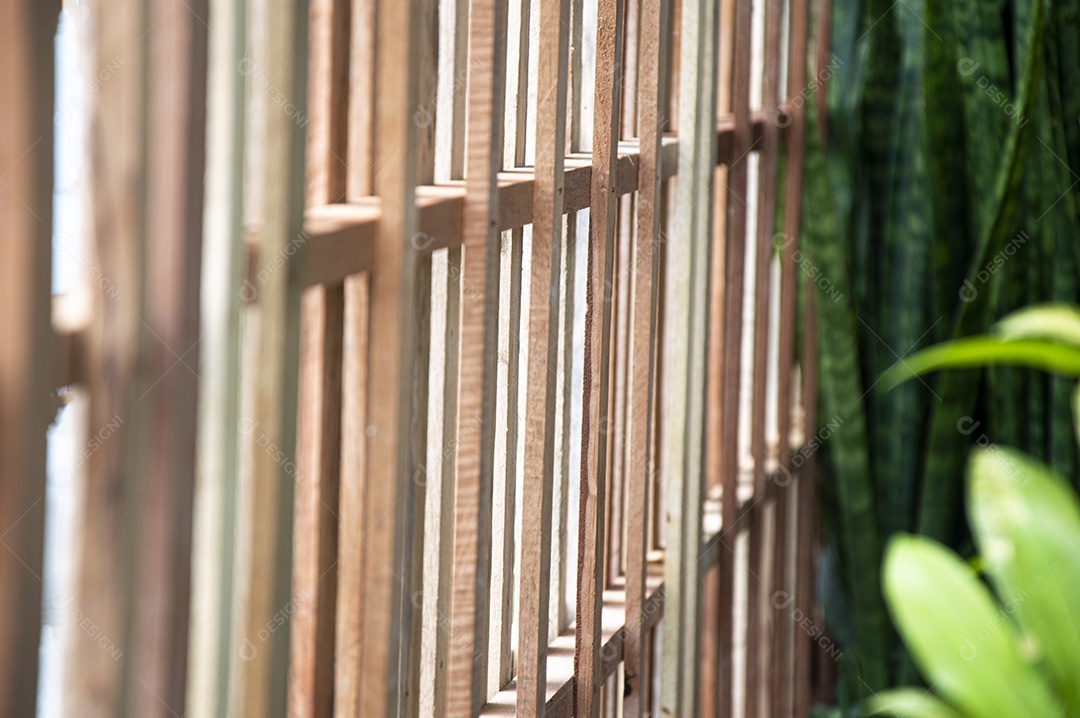 Imagine tábuas marrons vazando no jardim