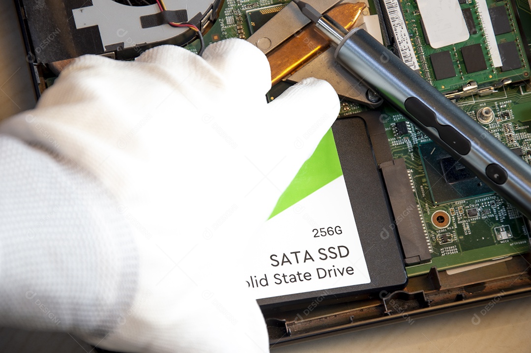 Técnico instalando unidade SSD em computador antigo