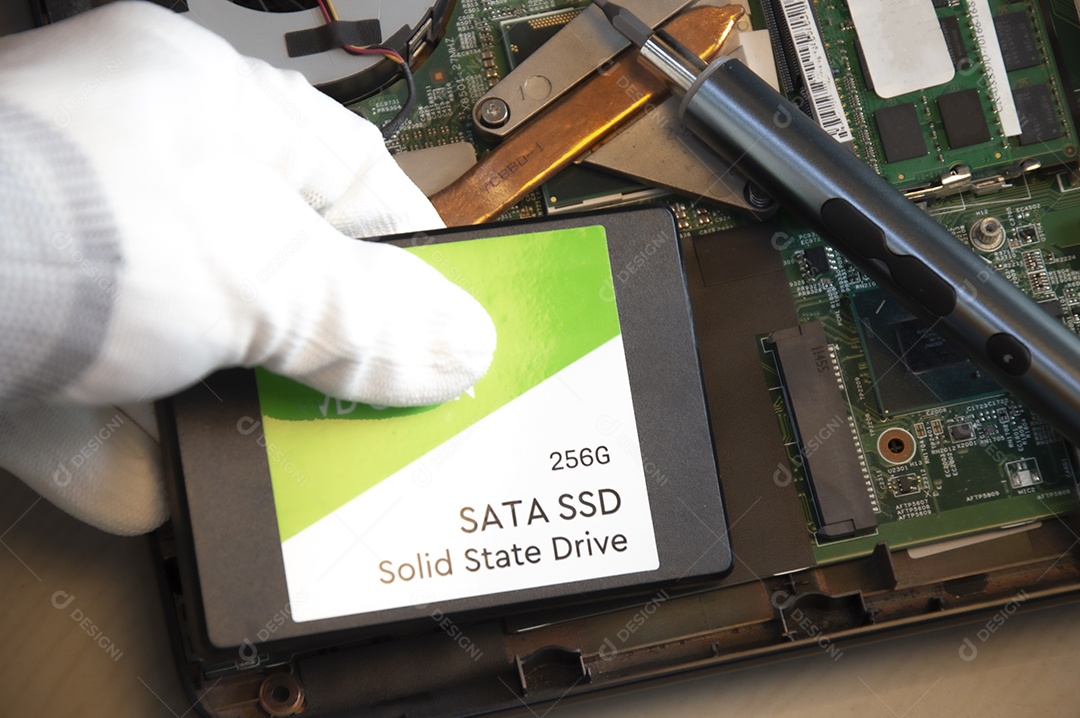 Técnico instalando unidade SSD em computador antigo