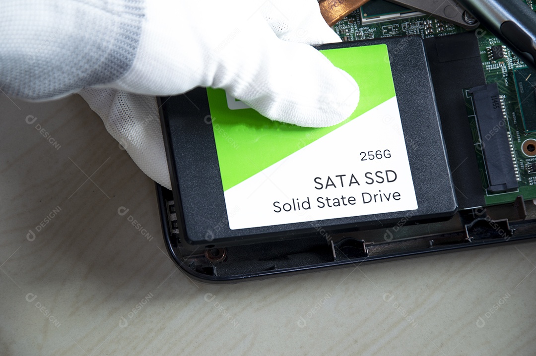 Técnico instalando unidade SSD em computador antigo