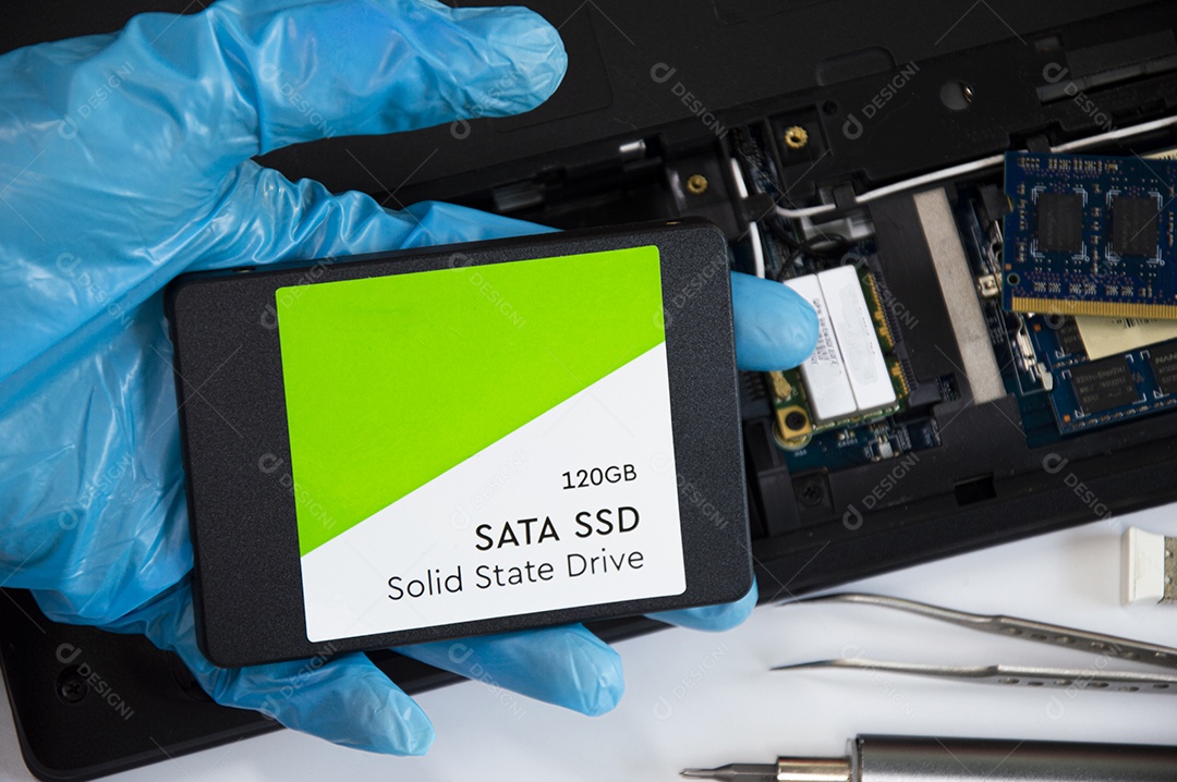 Técnico instalando unidade SSD em computador antigo
