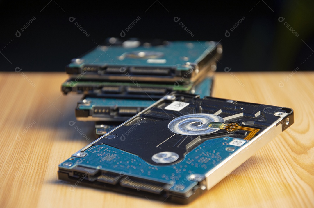 Vista lateral aproximada do disco rígido no piso de madeira