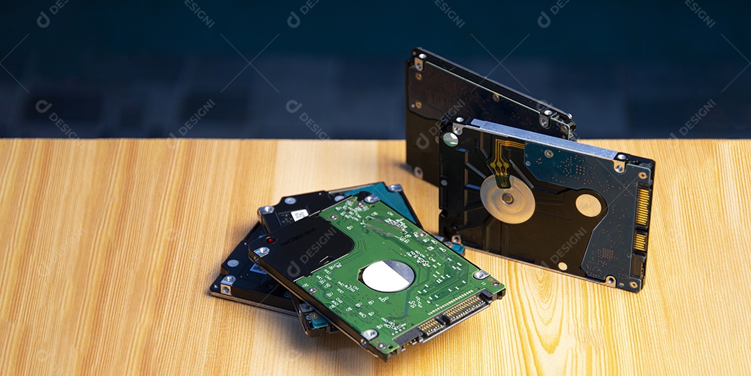 Vista lateral aproximada do disco rígido na mesa de madeira