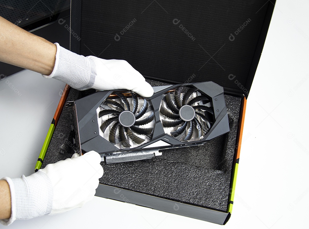 Vista superior mecânico verificando a placa de vídeo do computador