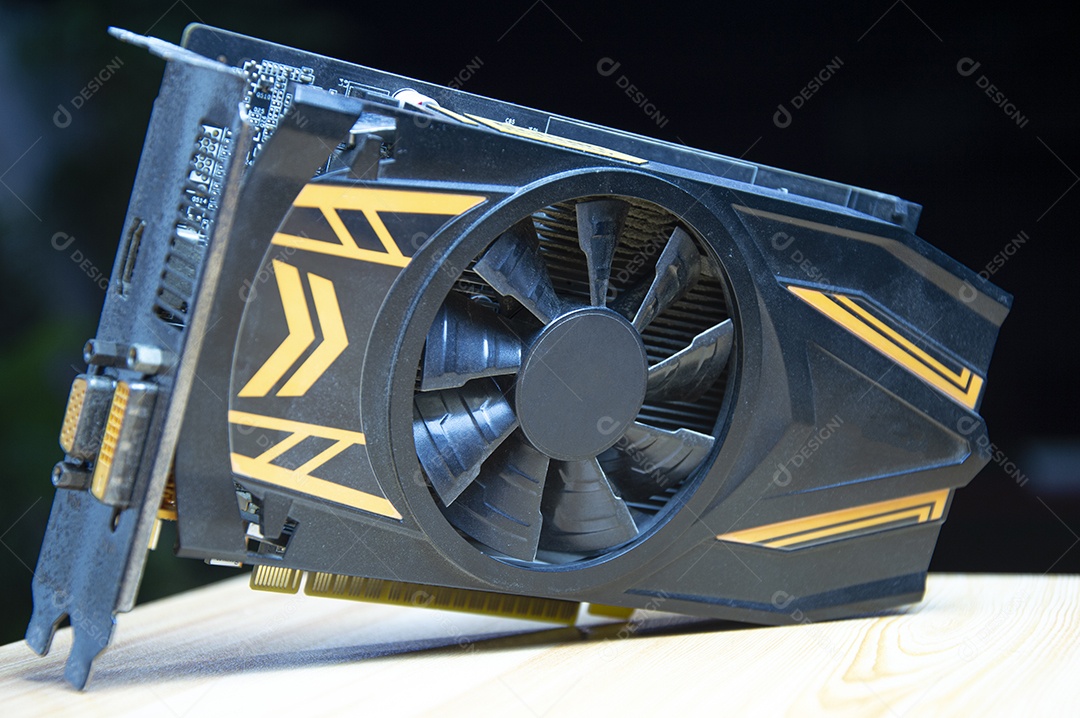 Placa gráfica de computador antiga condição colocada na mesa de madeira