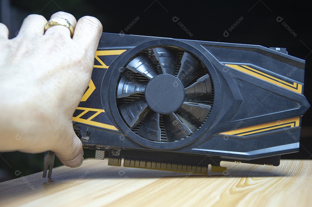 Placa gráfica de computador antiga condição colocada na mesa de madeira