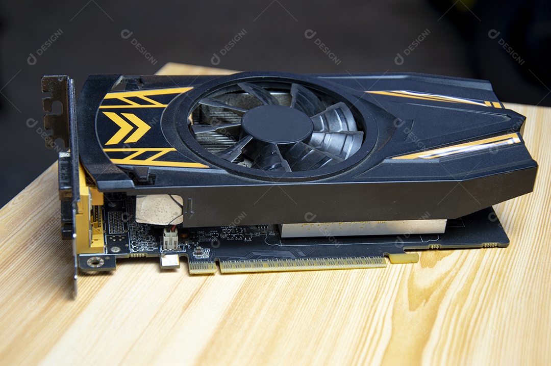 Placa gráfica de computador antiga condição colocada na mesa de madeira