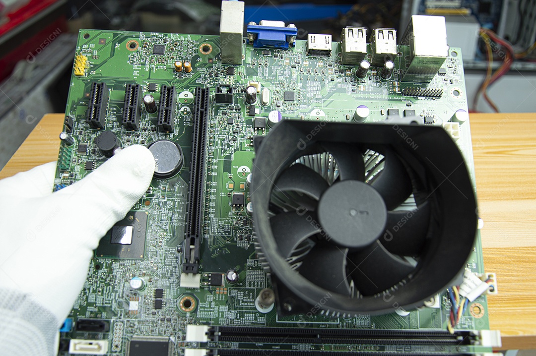 Mecânico de vista superior segurando a placa mãe do computador