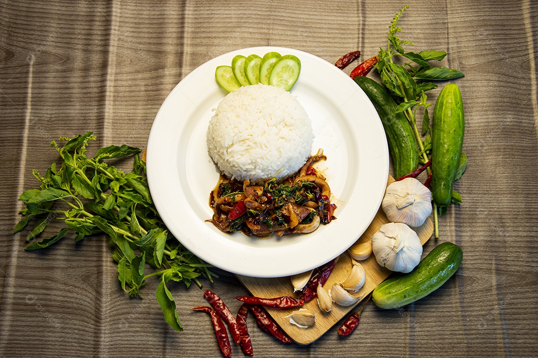 Manjericão frito lula comida tailandesa