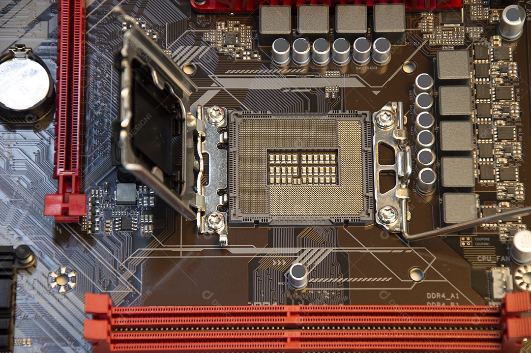 Vista superior da placa mãe e do técnico prestes a inserir o chip da CPU