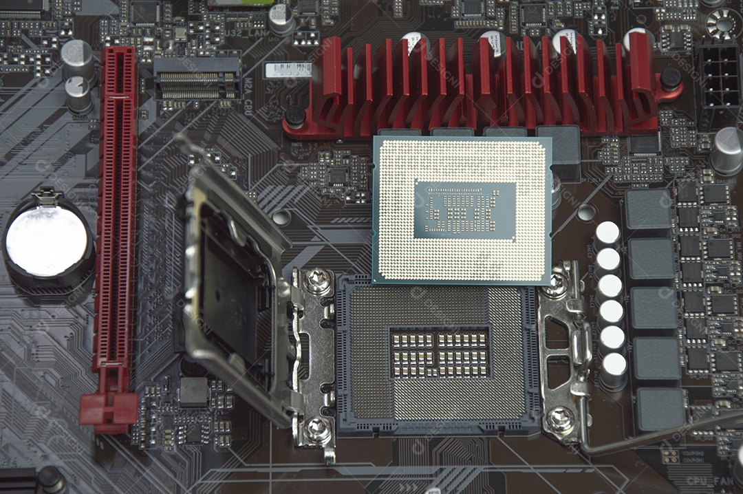 Vista superior da placa mãe e do técnico prestes a inserir o chip da CPU