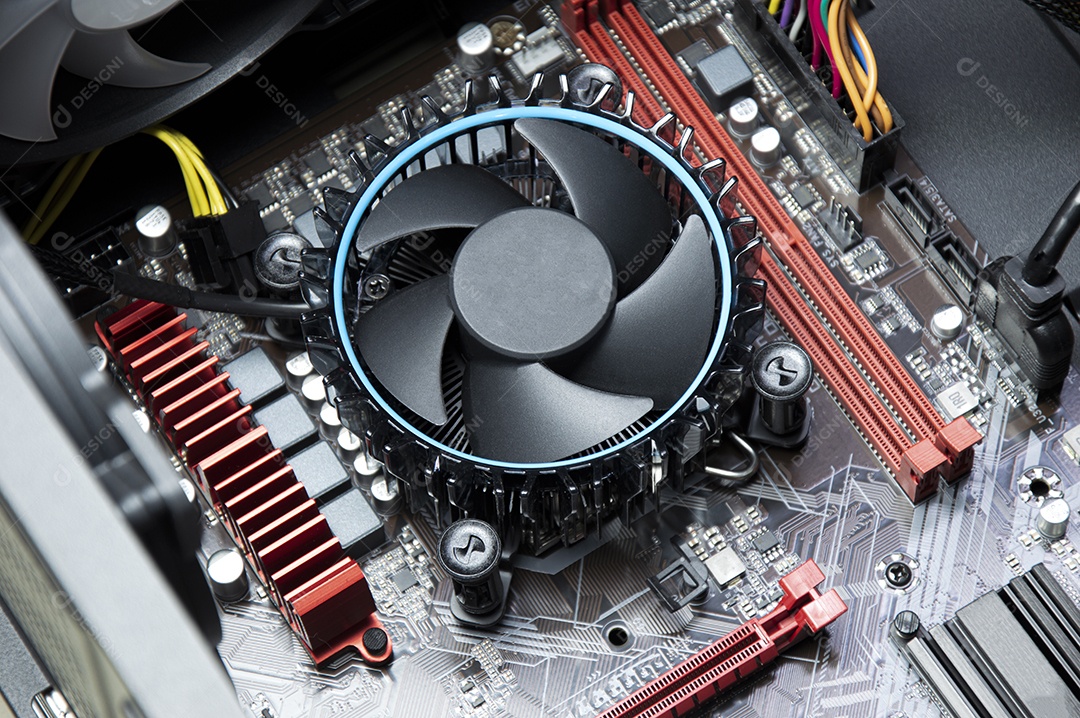 Vista superior da placa mãe e do técnico prestes a inserir o chip da CPU