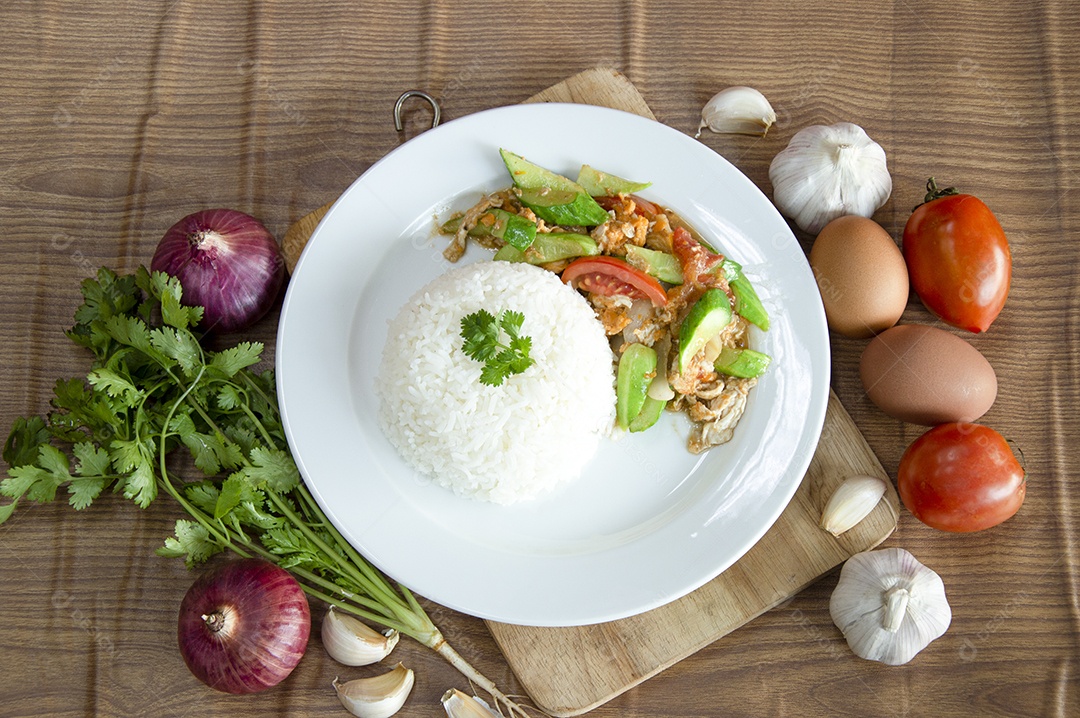 Arroz frito de pepino com ovo comida tailandesa