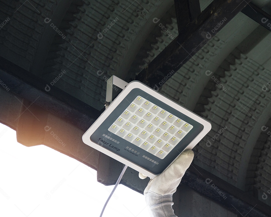 Técnico fazendo instalação Lâmpadas de células solares