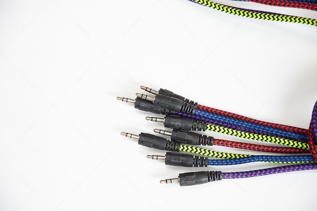 Cabo de áudio AUX em um fundo branco