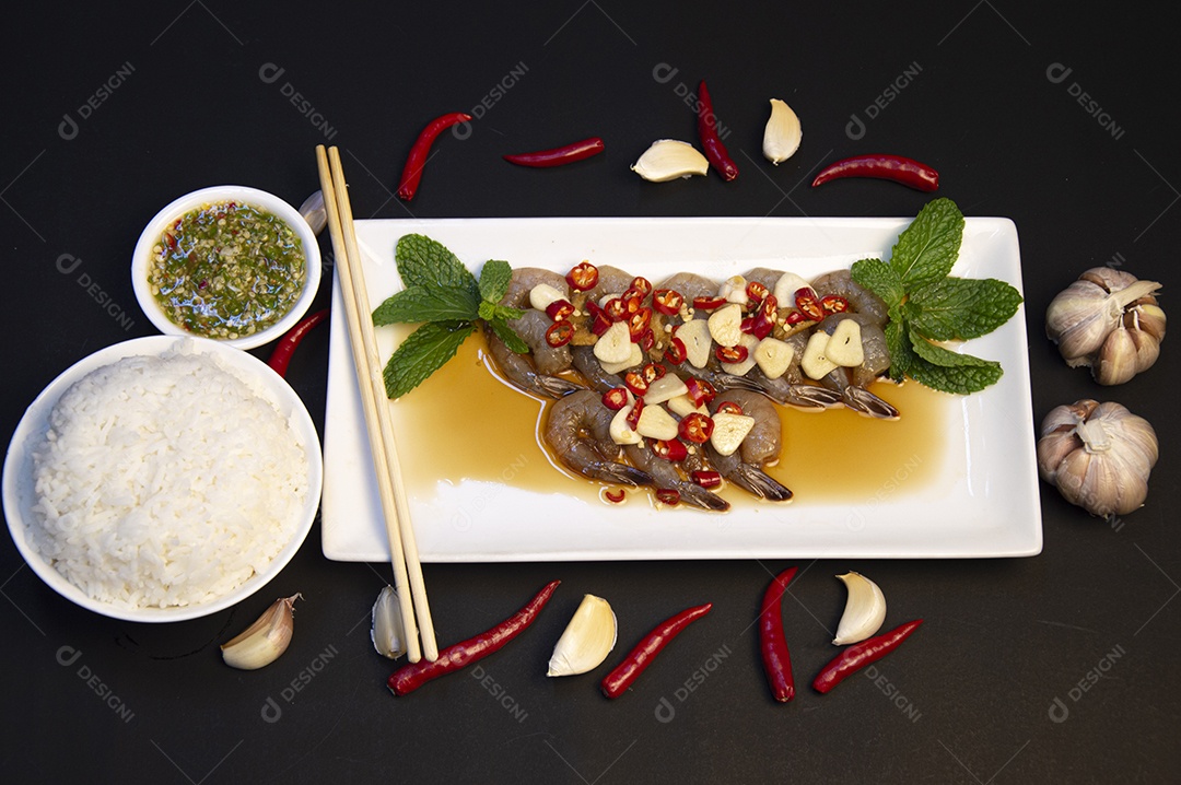 Camarão em conserva com molho coreano e arroz