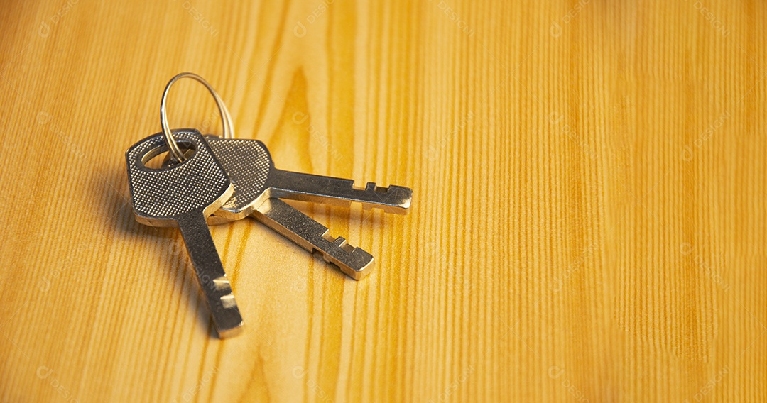 A chave está na mesa de madeira