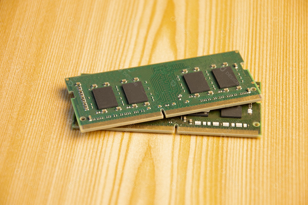 Vista superior ram ddr4 sobre a mesa de madeira