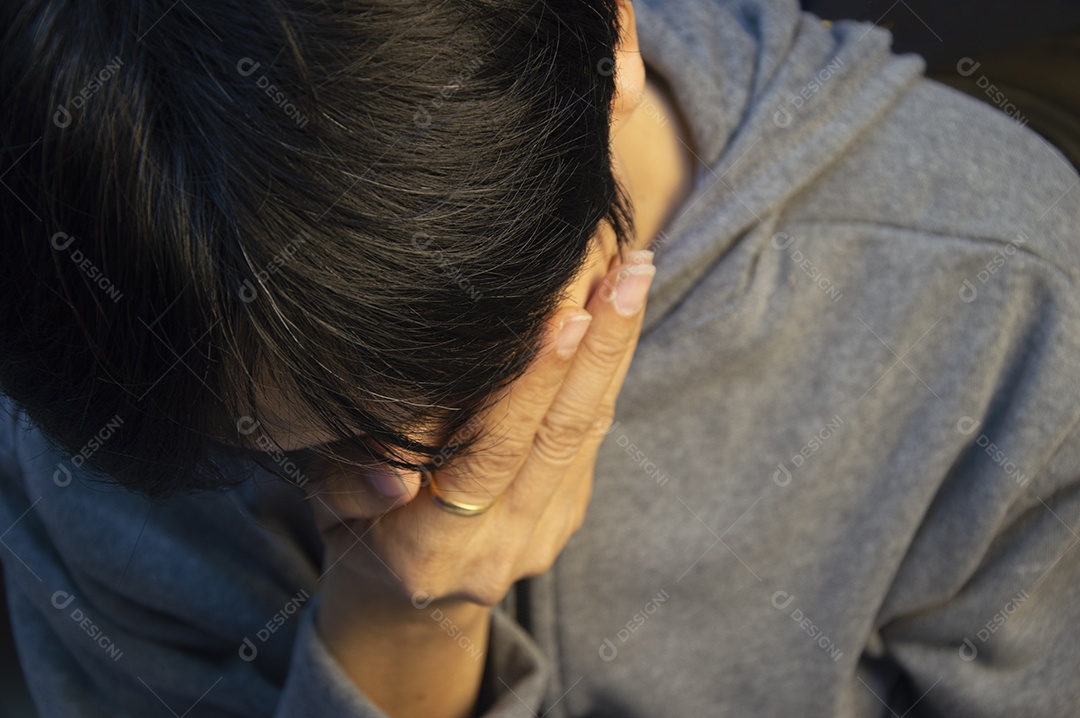 Um homem asiático em estado de tristeza e decepção