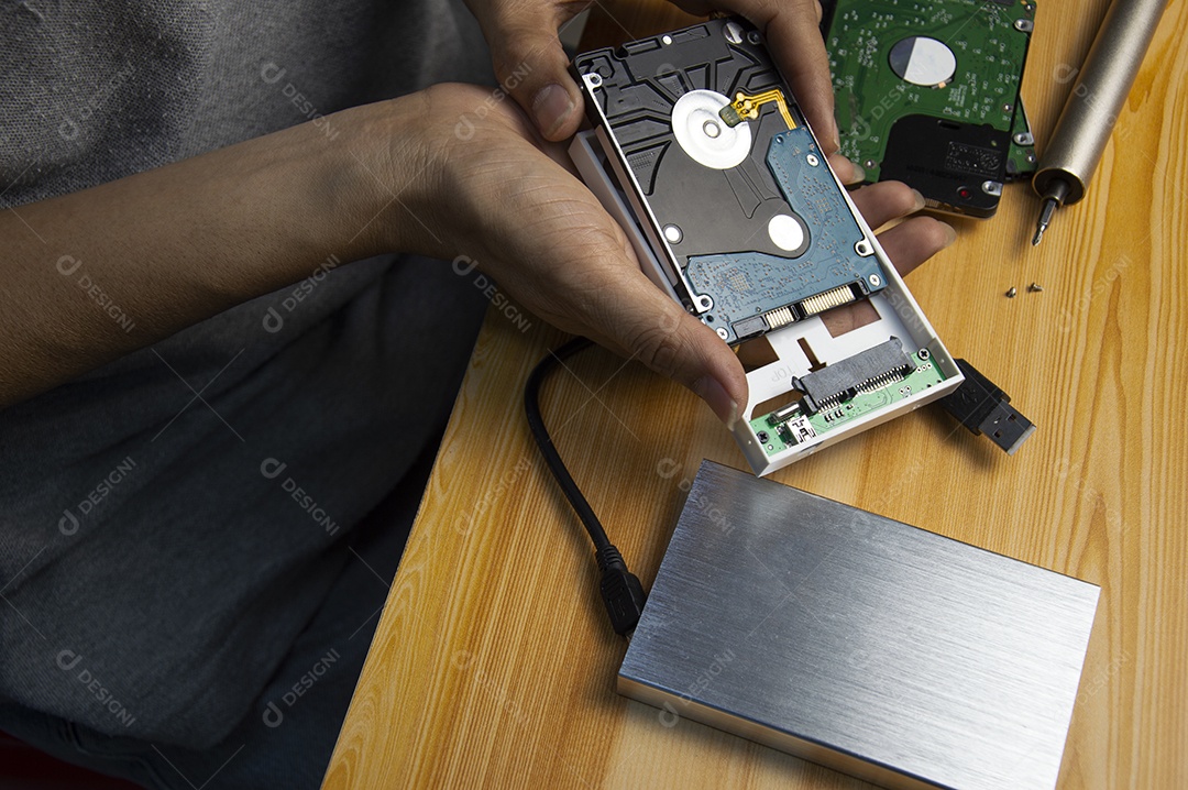 Homem montando um disco rígido externo
