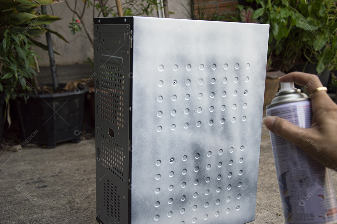 Vista lateral trabalhador pulverizando tinta branca