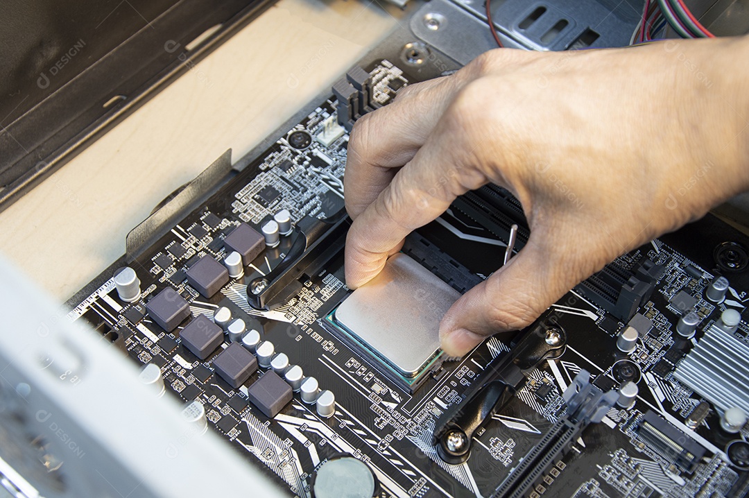 Técnico de vista superior inserindo CPU