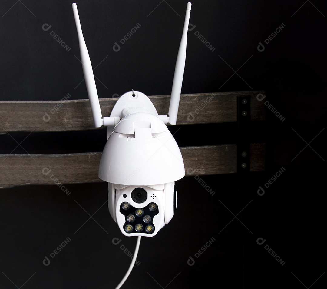 Câmera IP branca pregada com fundo preto