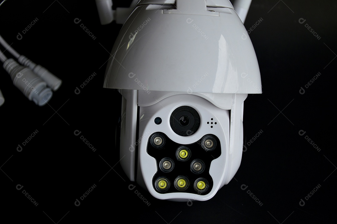 Câmera IP colocada em fundo preto