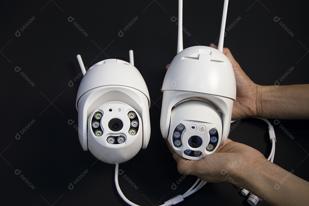 Duas câmeras IP brancas colocadas sobre um fundo preto