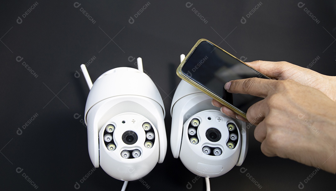 Câmera IP branca técnico configurando operação da câmera