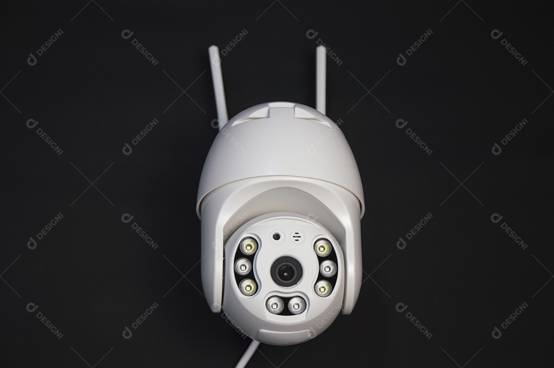 Câmera IP branca sobre um fundo preto