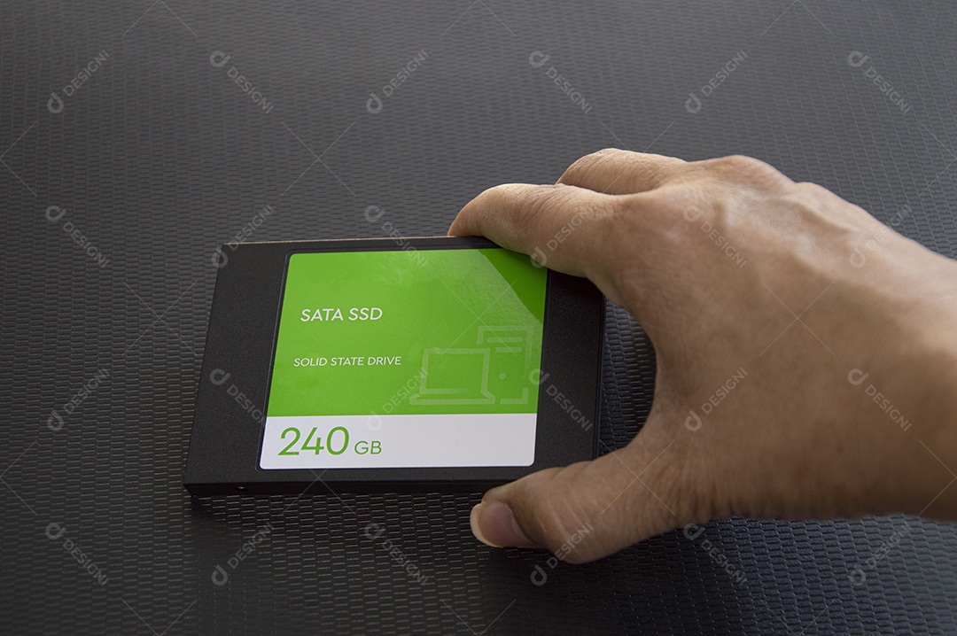 Unidades de disco rígido SSD de polegadas são usadas para armazenar dados