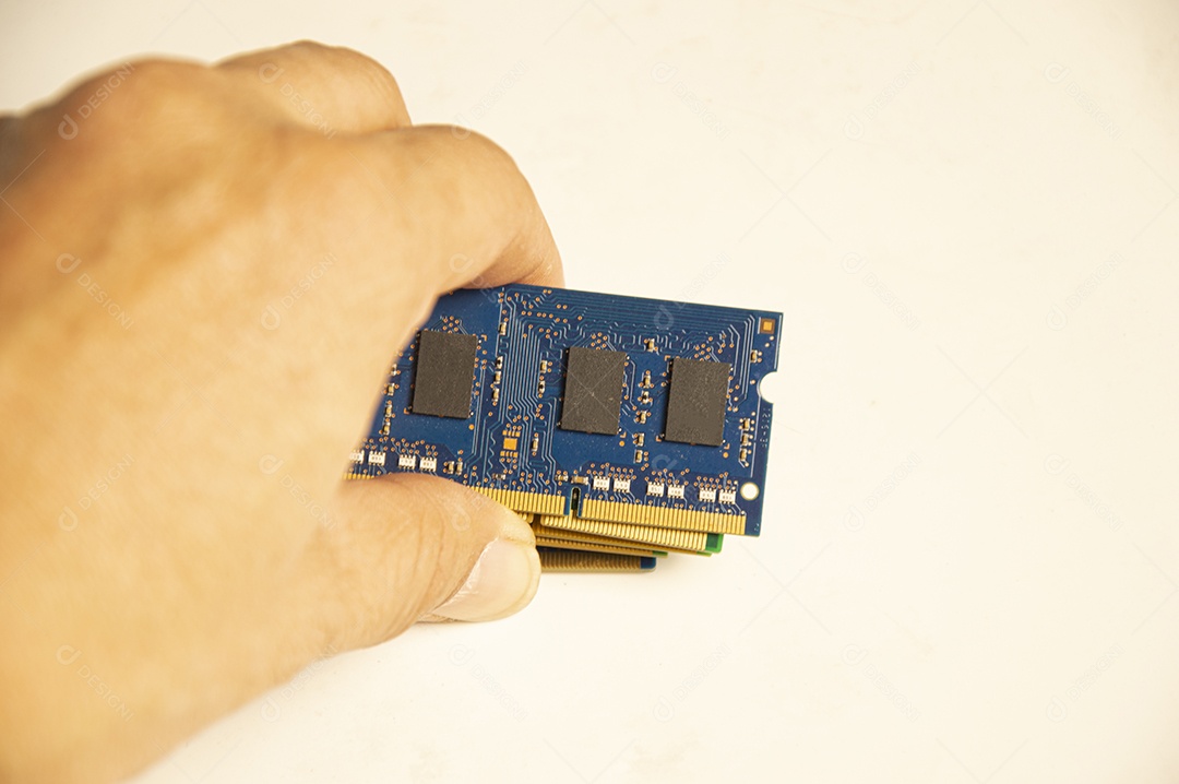RAM DDR3 colocada em fundo branco