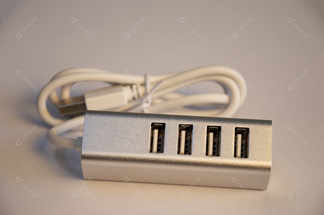 Hub USB com 4 portas colocado sobre fundo branco