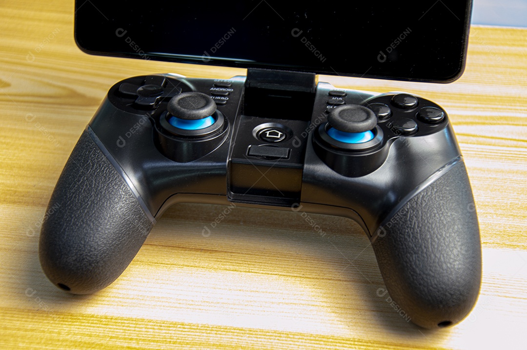 Vista de um celular de jogo com controle