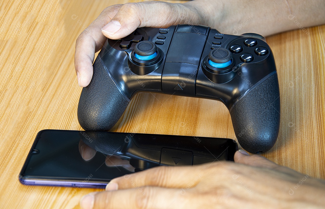 Vista lateral de um celular de jogo com controle