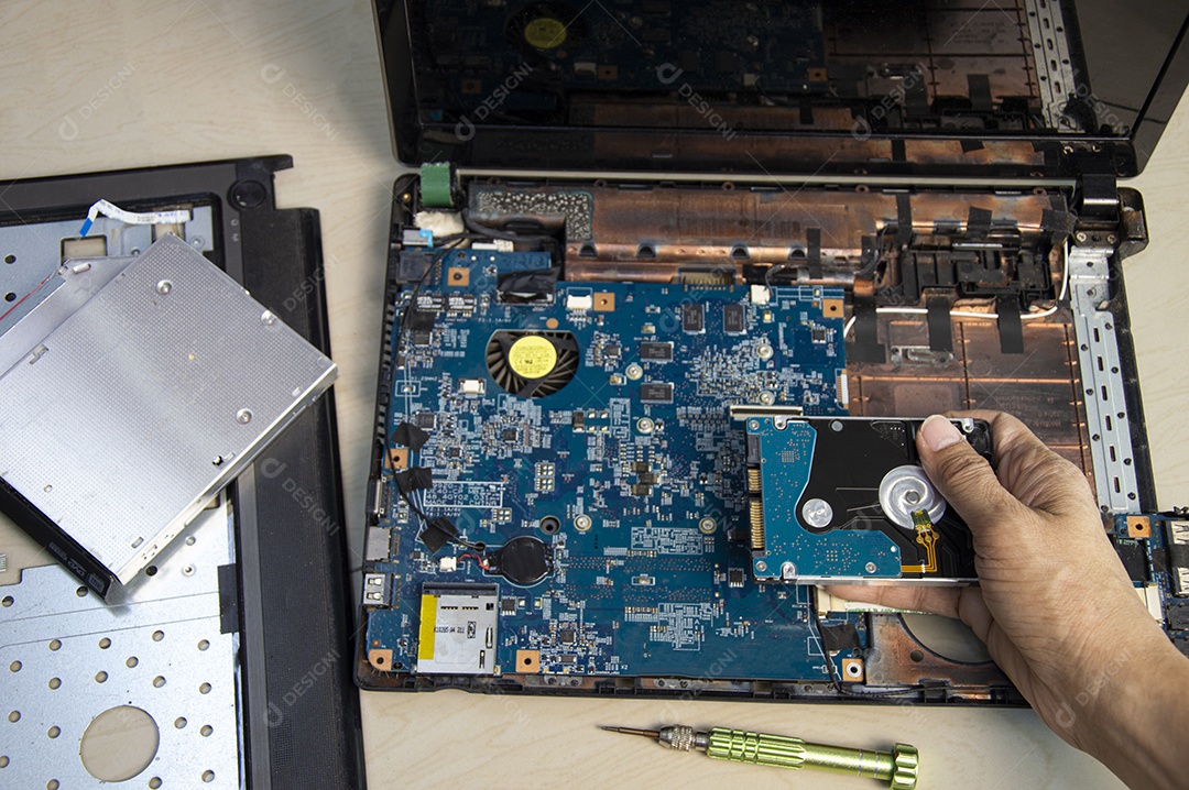 Técnico que repara disco rígido do computador