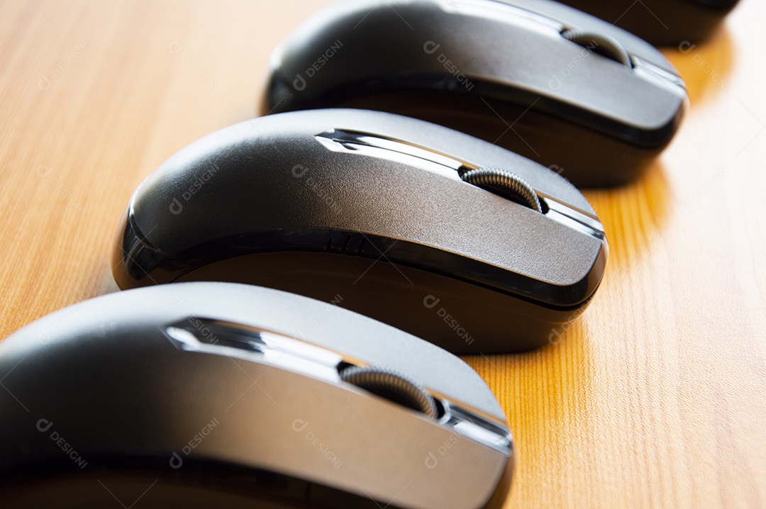 Mouse sem fio preto colocado no chão de madeira