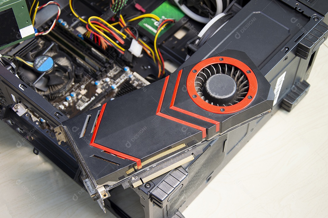 Placa gráfica de computador de vista superior com poeira presa