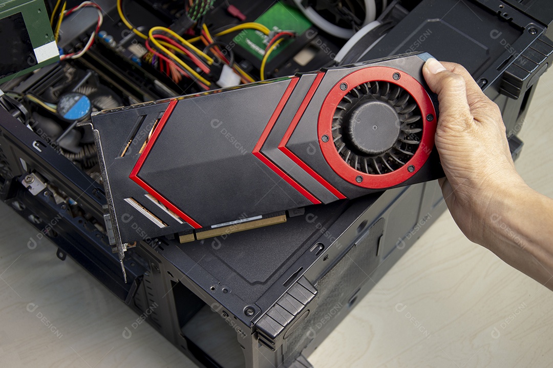 Placa gráfica de computador de vista superior com poeira presa