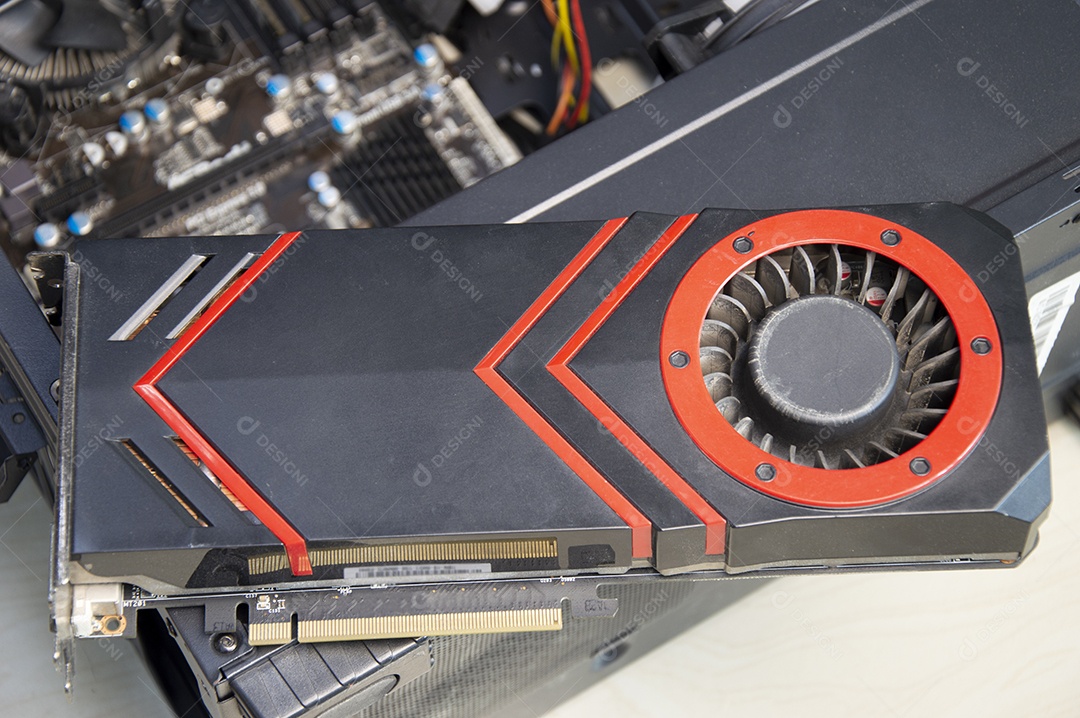 Placa gráfica de computador de vista superior com poeira presa