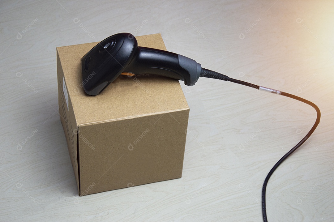 Um leitor de código de barras é colocado em uma caixa marrom