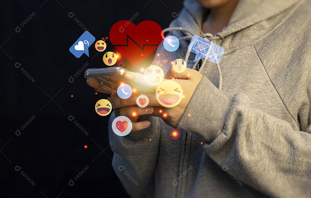 Homem usando telefone inteligente com mídias sociais