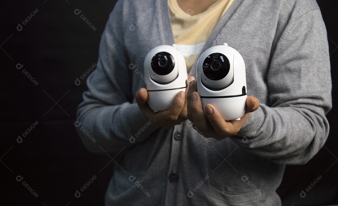 Mulher segurando uma câmera IP branca para fins de segurança