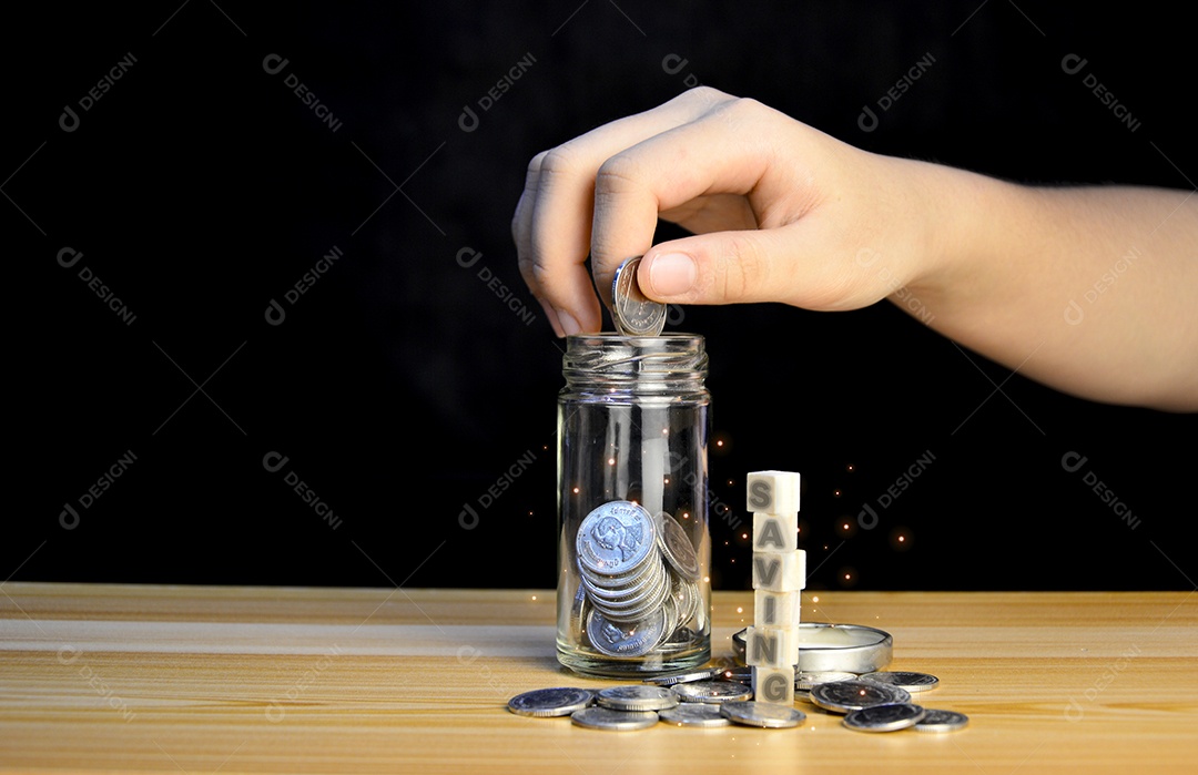 Conceito de moedas e juros de poupança de crescimento de investimento