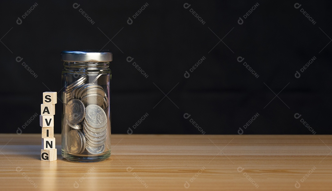 Conceito de moedas e juros de poupança de crescimento de investimento