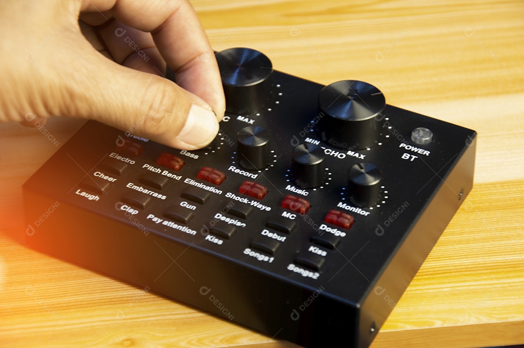 Mixer de áudio mão regulando