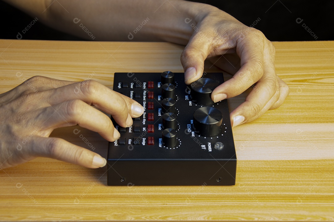 Vista superior do mixer de áudio