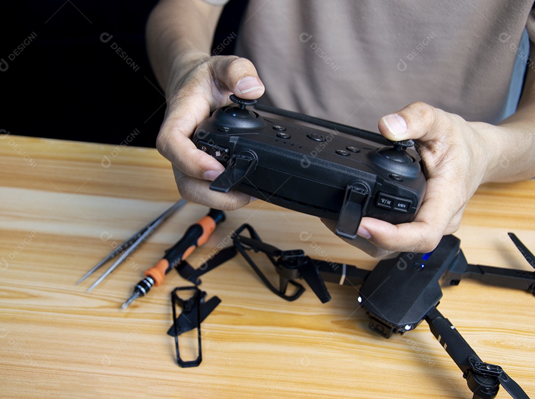 Mecânico profissional reparando um drone montando o em uma mesa
