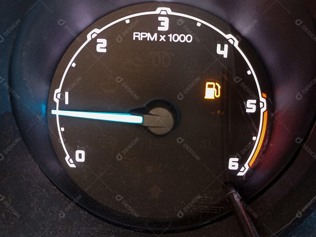 Medidor de óleo mostra sem combustível ou quase sem combustível